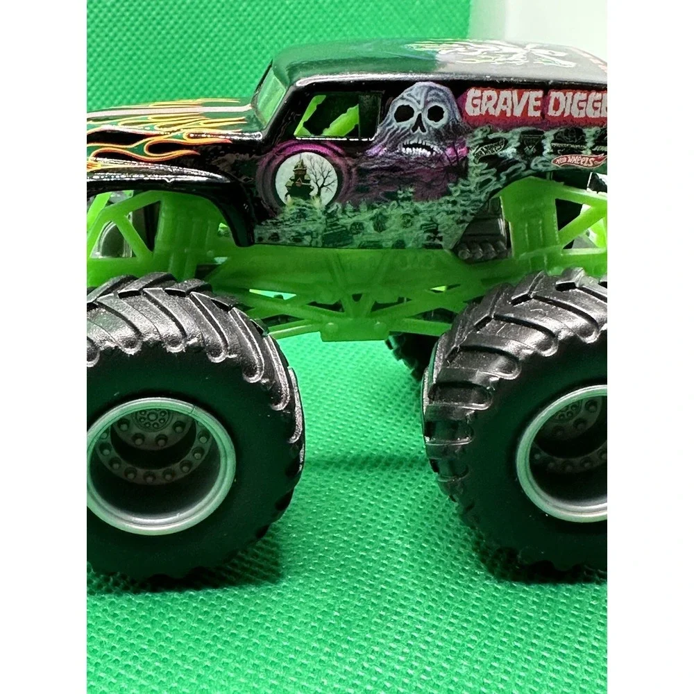 Hot Wheels Grave Digger 1:64 Monster Jam Monster Trucks Die cast Unknown Series
